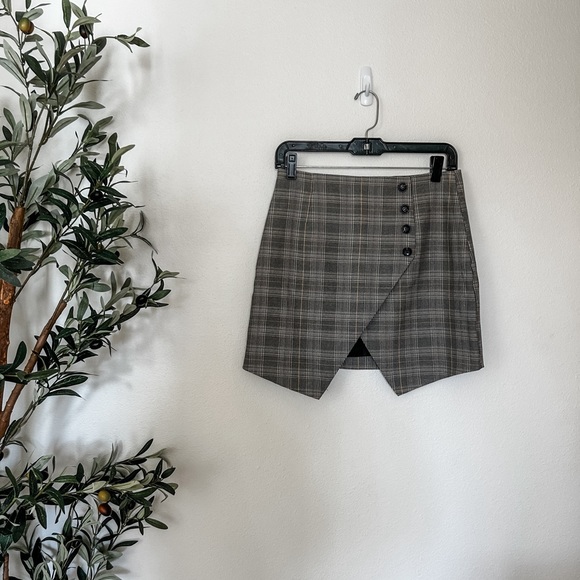 Essue • Button Skirt - Picture 1 of 3